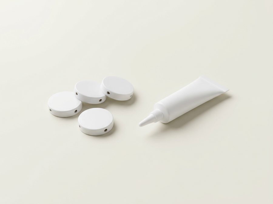 Boîtes d’appât rondes blanches et tube de gel